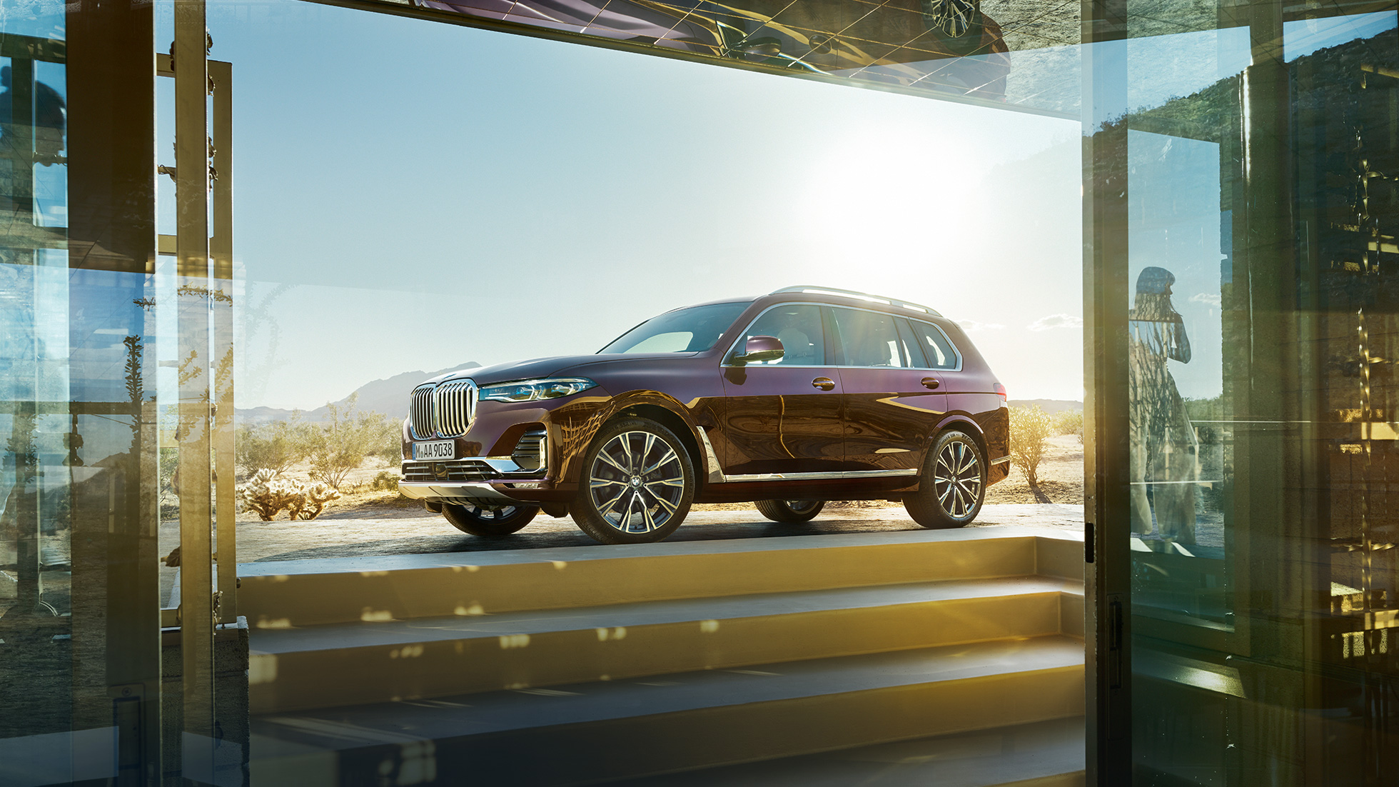 BMW Individual X7 xDrive40i, vista laterale G07 BMW X7 in Ametrin metallizzato ferma in vista laterale, G07 2019