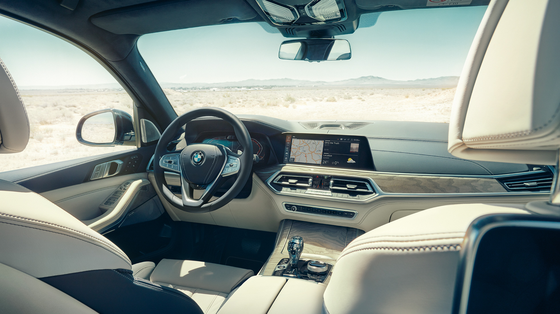 BMW Live Cockpit Professional G07 BMW Live Cockpit Professional: vista dalla parte posteriore della prima fila di sedili con vista del volante e della plancia strumenti G07