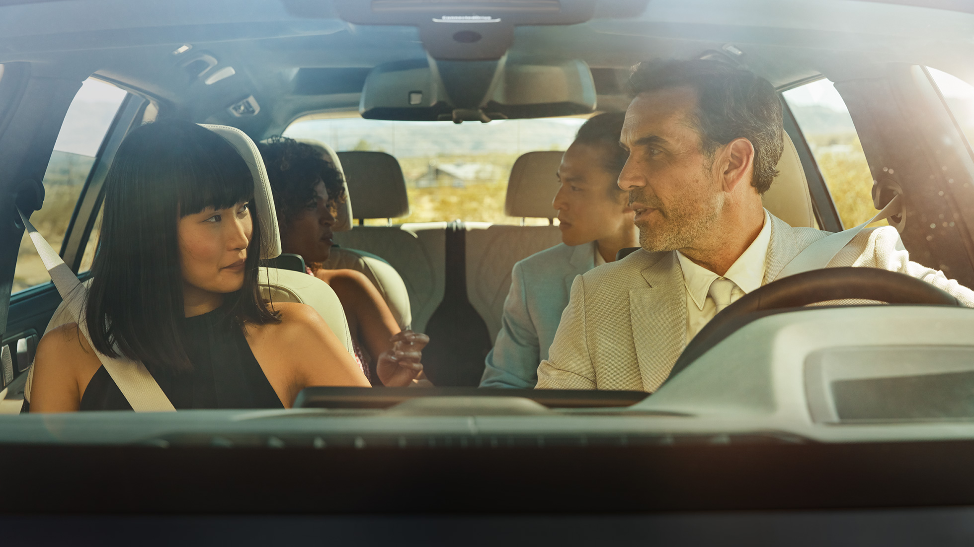 BMW Gesture Control G07 Uomo e donna seduti nella vettura, la donna introduce i comandi con il Gesture Control G07