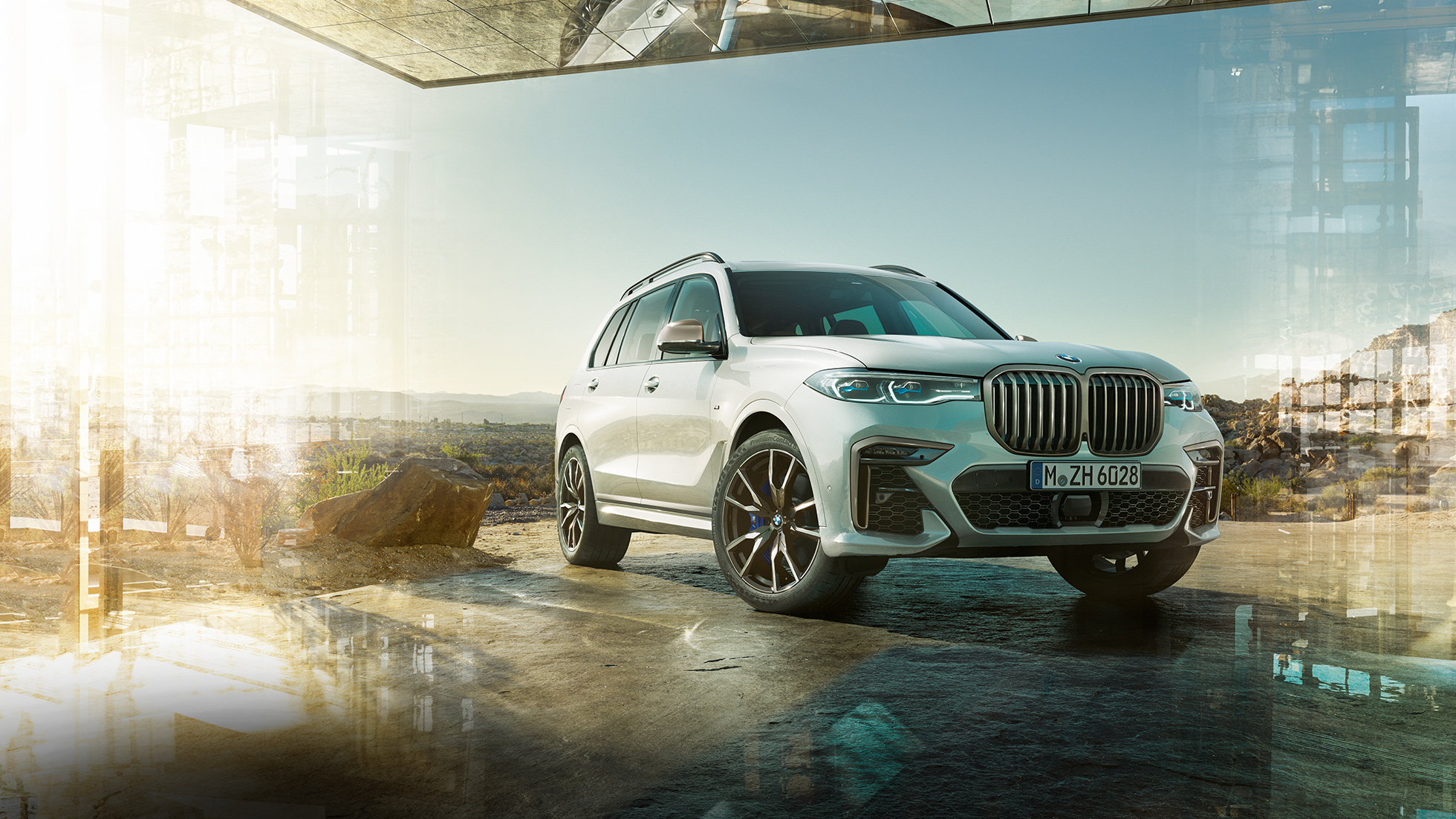 NUOVA BMW X7 M50d, vista frontale a tre quarti NUOVA BMW X7 M50d: vista frontale a tre quarti di una BMW X7 bianca