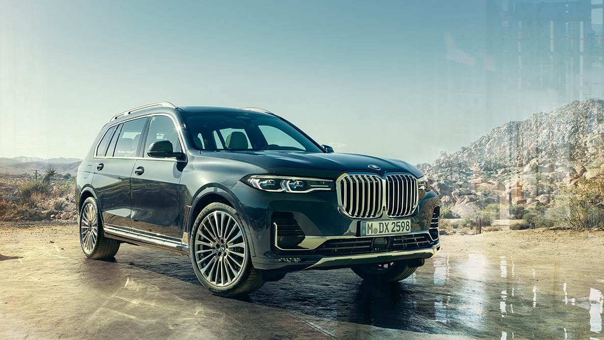Esterni della BMW X7, vista frontale a tre quarti Esterni della BMW X7: vista frontale a tre quarti con deserto sullo sfondo