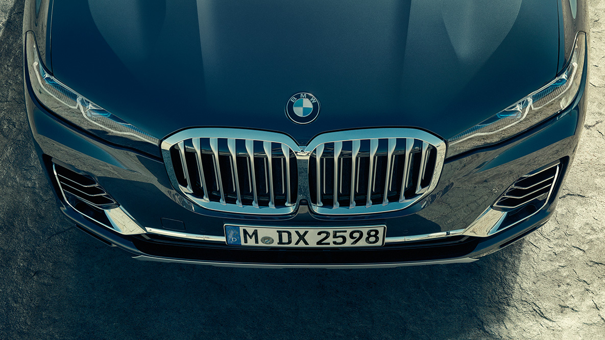 Calandra a doppio rene della BMW X7 Calandra a doppio rene BMW: inquadratura dall’alto dell’anteriore della Nuova BMW X7