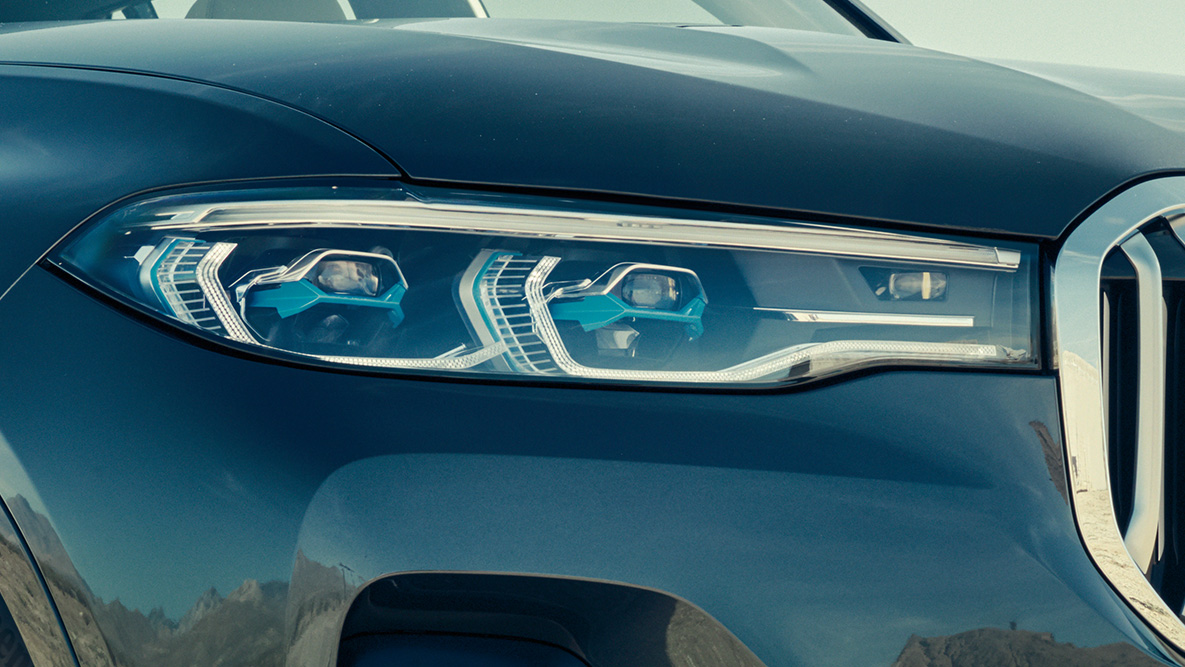 BMW Laserlight BMW Laserlight: Primo piano dell’anteriore della BMW X7 in vista frontale a tre quarti