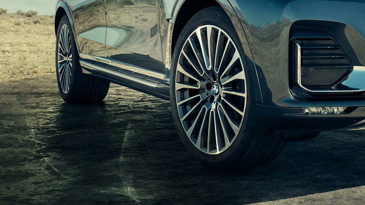 Cerchi in lega leggera da 22" Cerchi in lega leggera da 22": vista frontale a tre quarti della BMW X7 con focalizzazione sui cerchi
