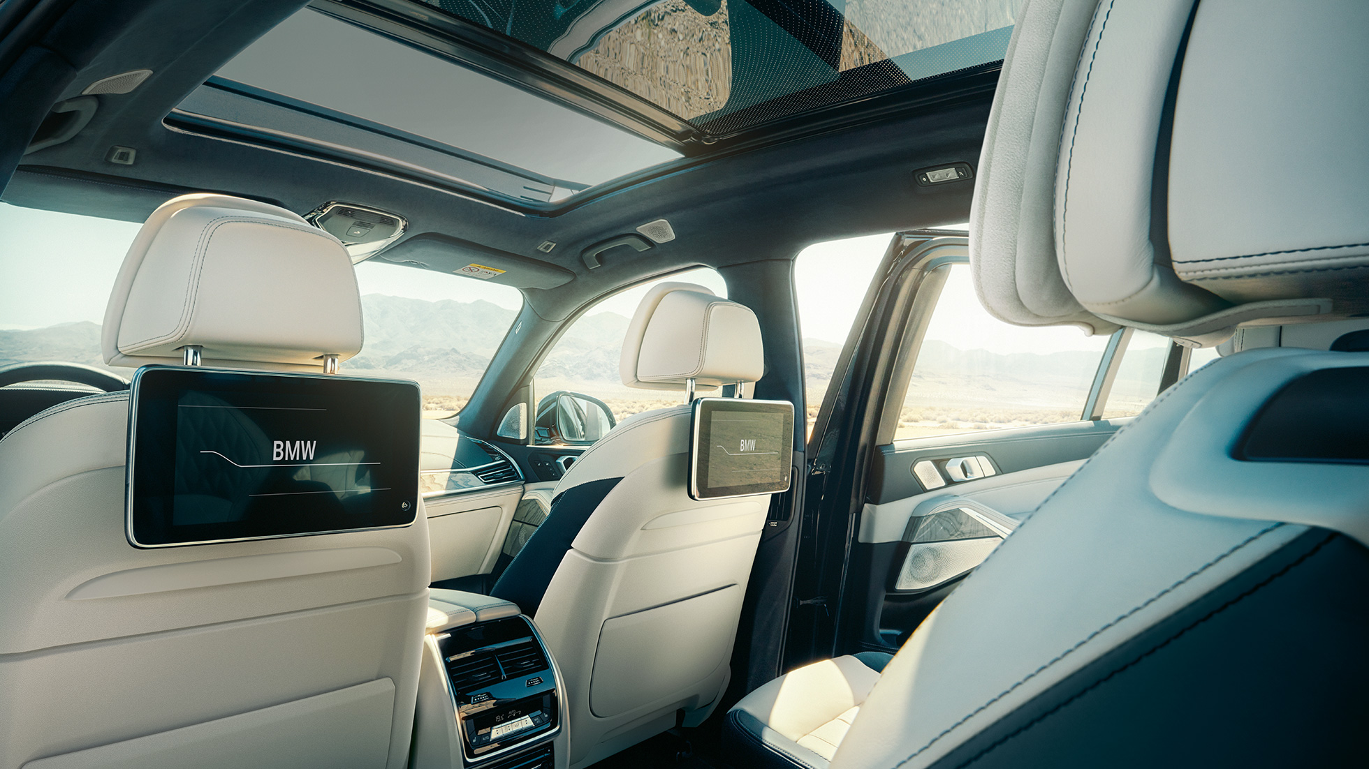 Interni della BMW X7 G07 Interni della BMW X7: inquadratura con prospettiva dalla terza fila di sedili G07