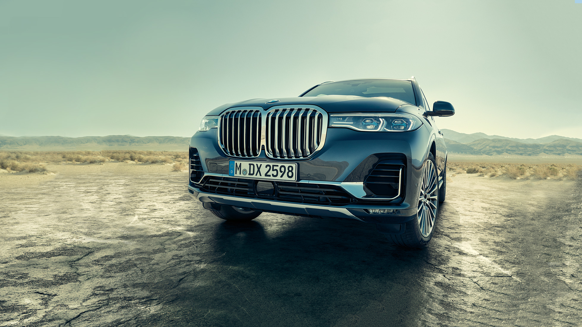 Esterni della BMW X7: inquadratura obliqua dal basso G07 Esterni della BMW X7: inquadratura obliqua dal basso dell’anteriore G07