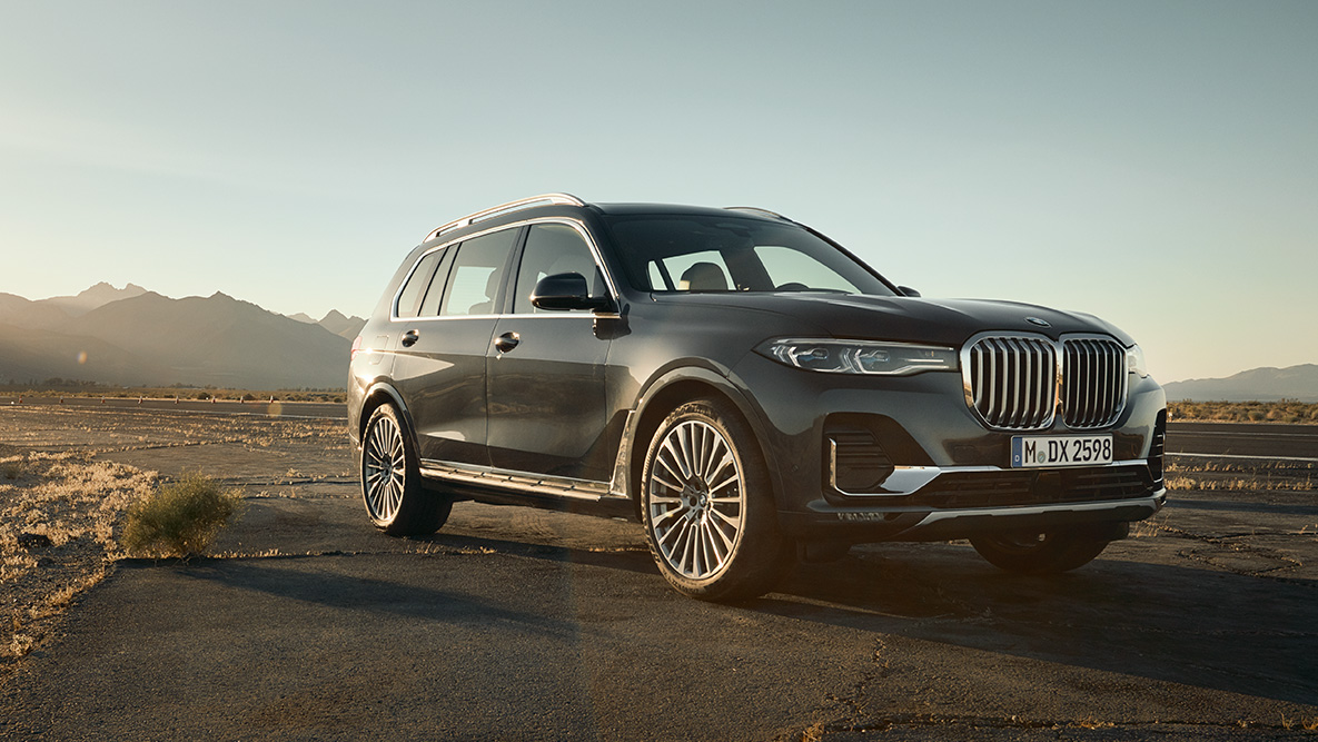 Executive Drive Pro Executive Drive Pro: Vista frontale a tre quarti della guida di una BMW X7