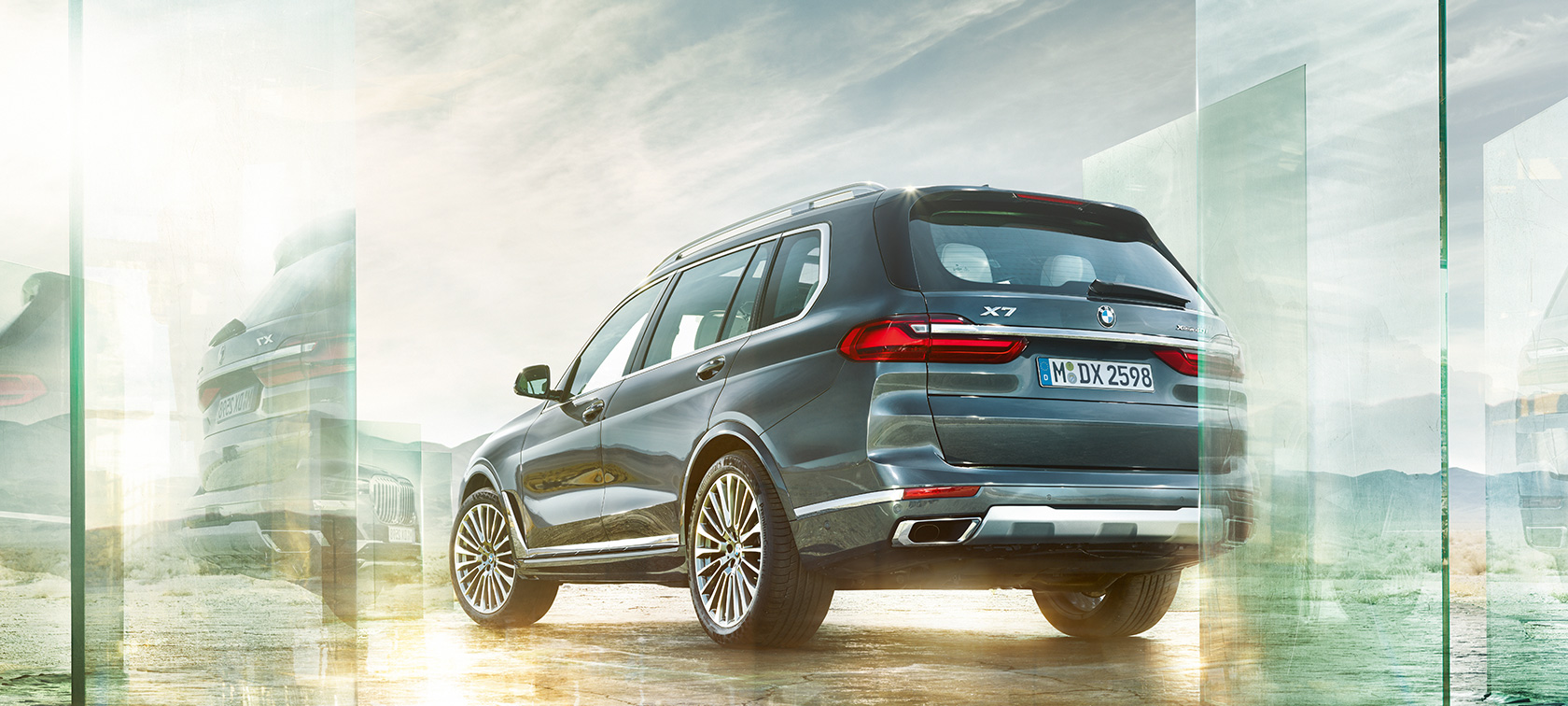 BMW X7, vista posteriore a tre quarti G07. BMW X7 in Artic Grey, vista posteriore a tre quarti con il deserto sullo sfondo, G07 2019