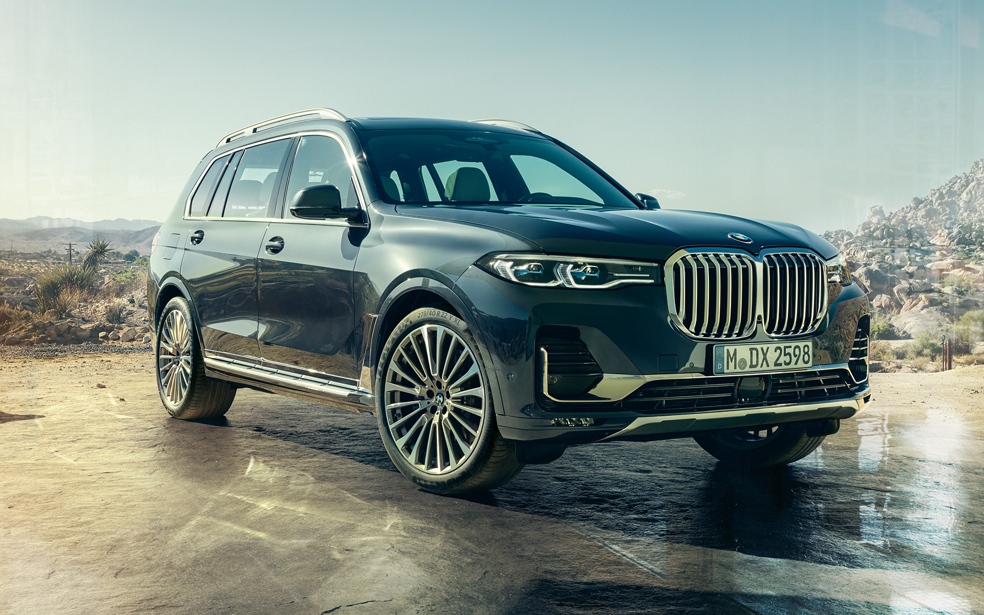 Vista anteriore a tre quarti degli esterni della BMW X7 G07 2019 Esterni della BMW X7 G07 2019 Vista anteriore a tre quarti con deserto sullo sfondo