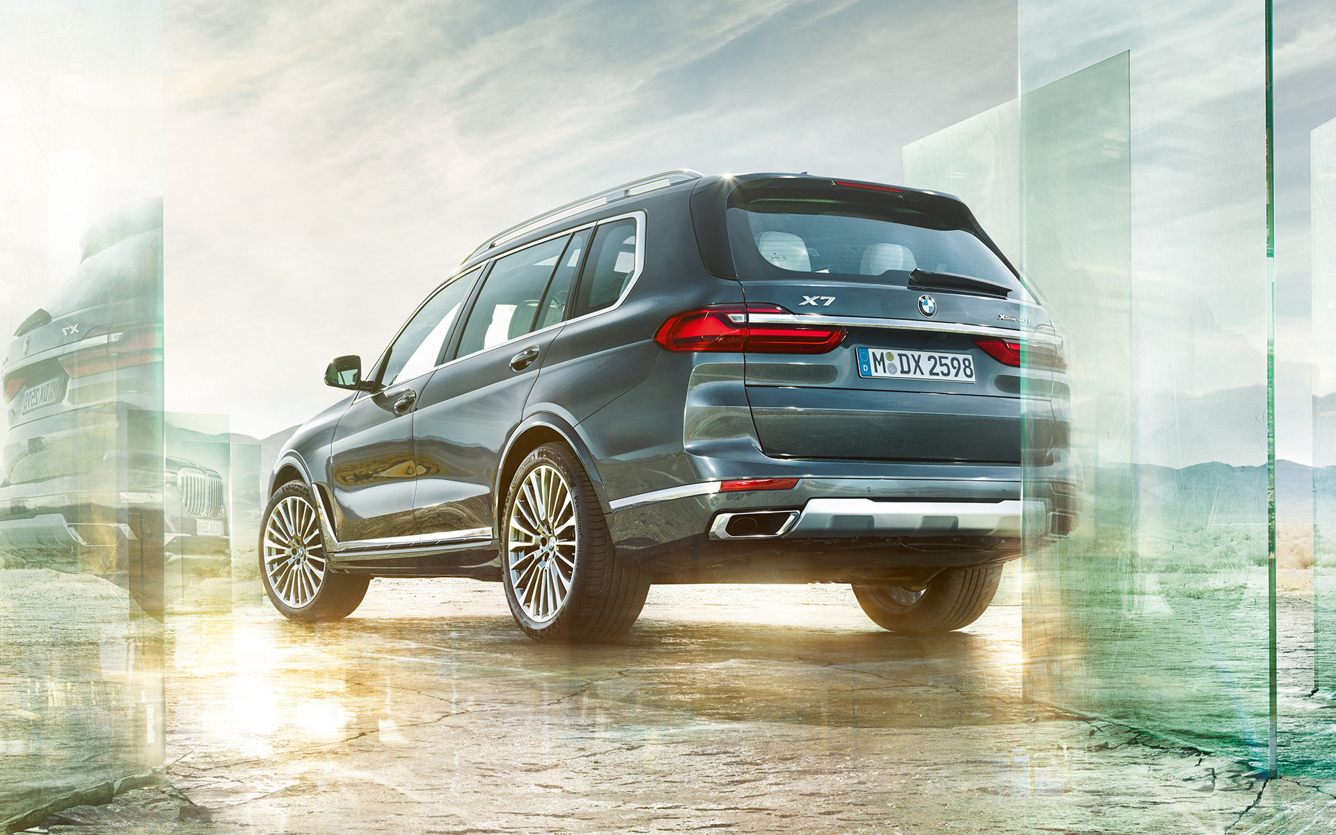 Vista posteriore a tre quarti della BMW X7 G07 2019 con prospettiva dal basso Vista posteriore a tre quarti della BMW X7 G07 2019 con prospettiva dal basso