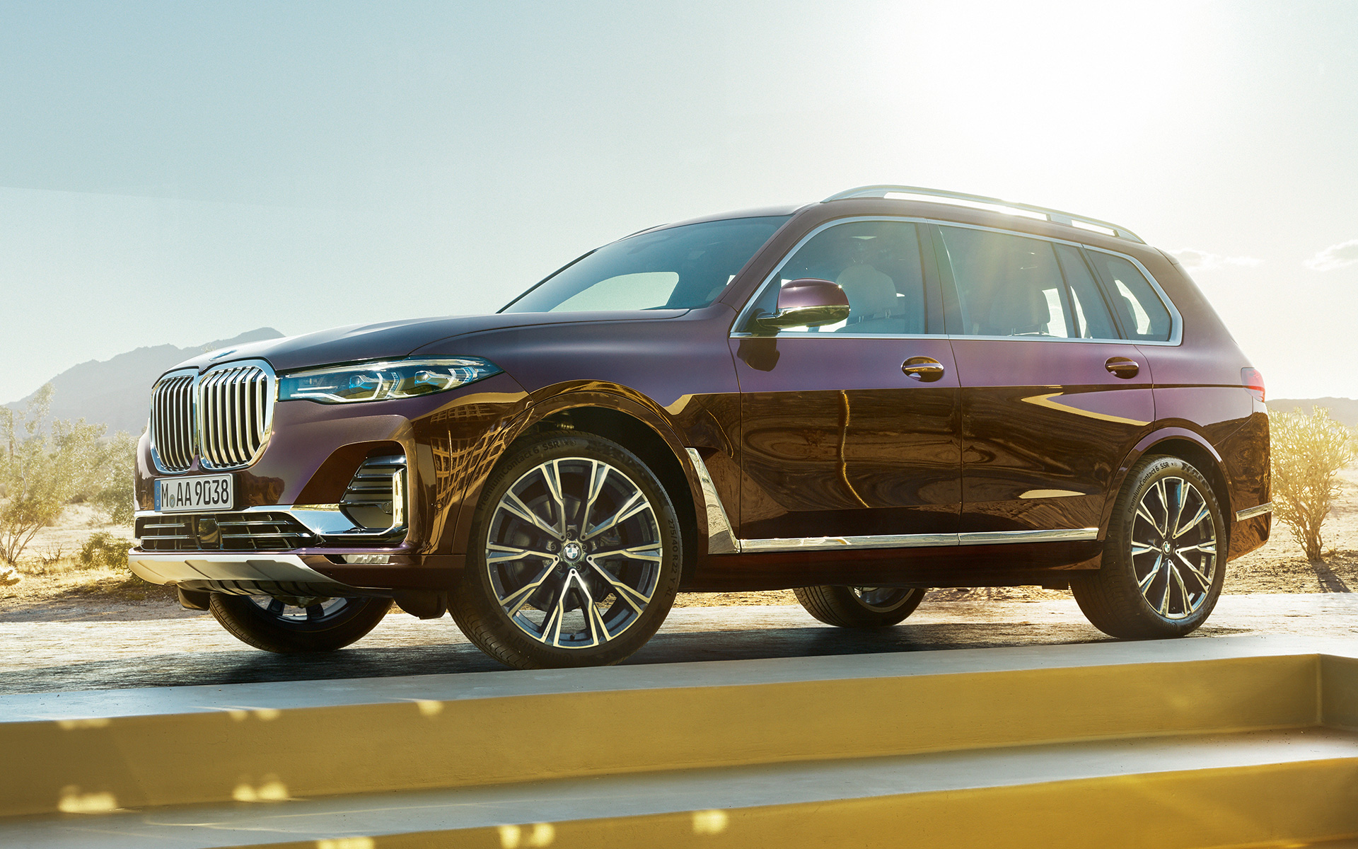 BMW X7 Individual xDrive40i G07 2018 Ametrin metallizzato vista laterale da ferma con il deserto sullo sfondo BMW X7 Individual xDrive40i G07 2018 Ametrin metallizzato vista laterale da ferma con il deserto sullo sfondo