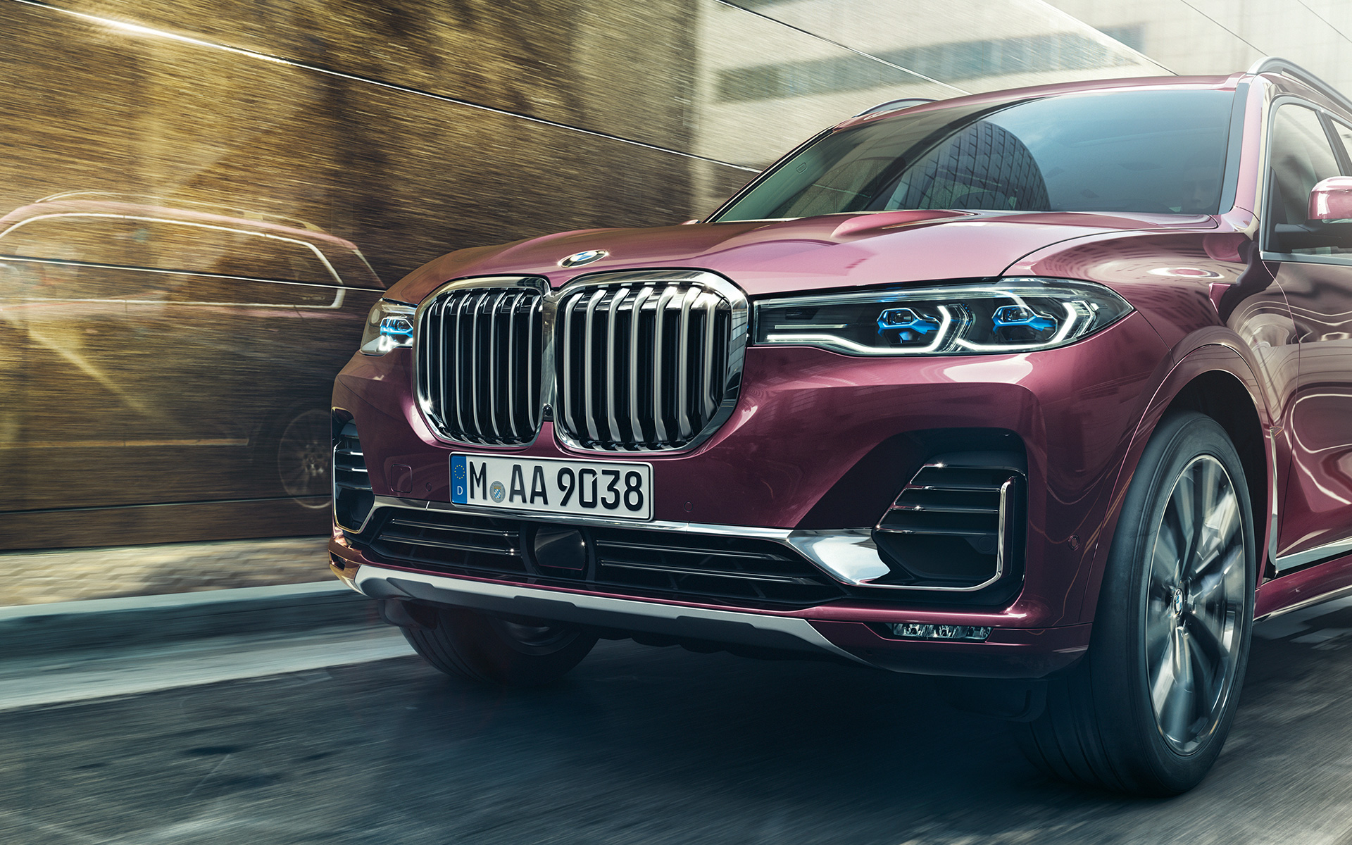 BMW X7 Individual xDrive40i G07 2018 Ametrin metallizzato vista anteriore a tre quarti in movimento BMW X7 Individual xDrive40i G07 2018 Ametrin metallizzato vista anteriore a tre quarti in movimento