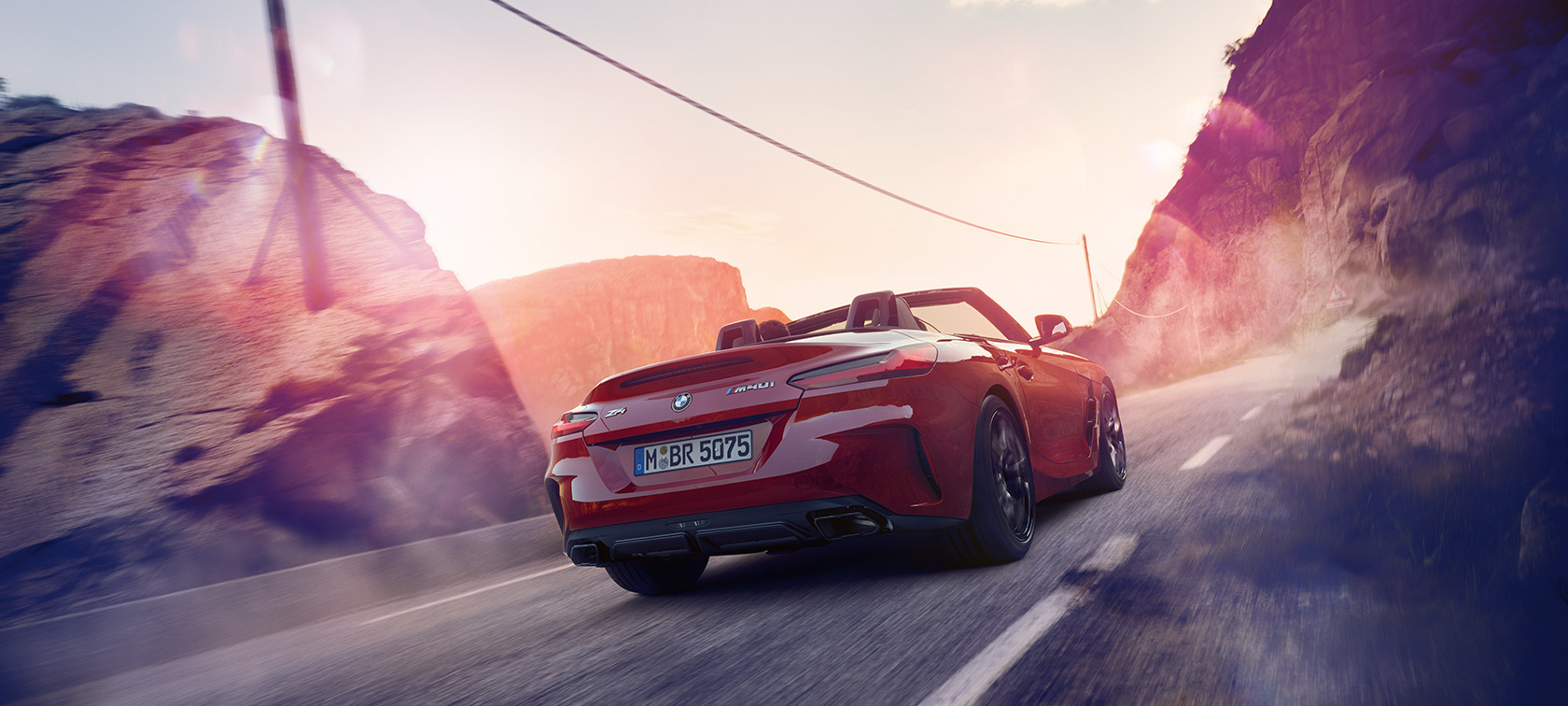 BMW Z4 Roadster in movimento in un paesaggio collinare BMW Z4 Roadster in movimento in un paesaggio collinare