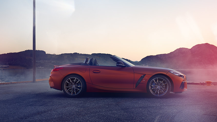 Nuova BMW Z4 First Edition Orange in curva Nuova BMW Z4 First Edition Orange in curva con montagna sullo sfondo