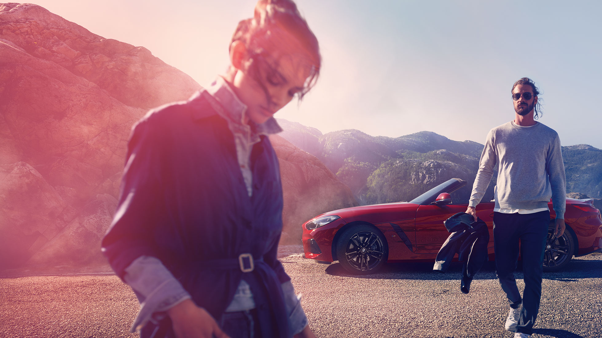 BMW Z4 Roadster con vista sulle montagne G29 Uomo, donna e BMW Z4 Roadster con vista sulle montagne G29