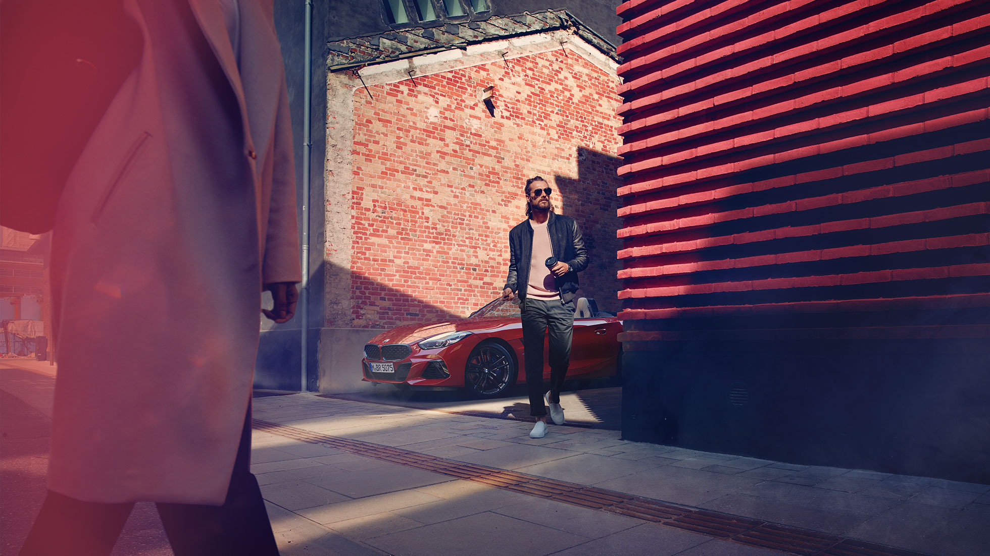 BMW Z4 Roadster su una strada secondaria G29 Uomo in una strada secondaria di fronte alla BMW Z4 Roadster G29