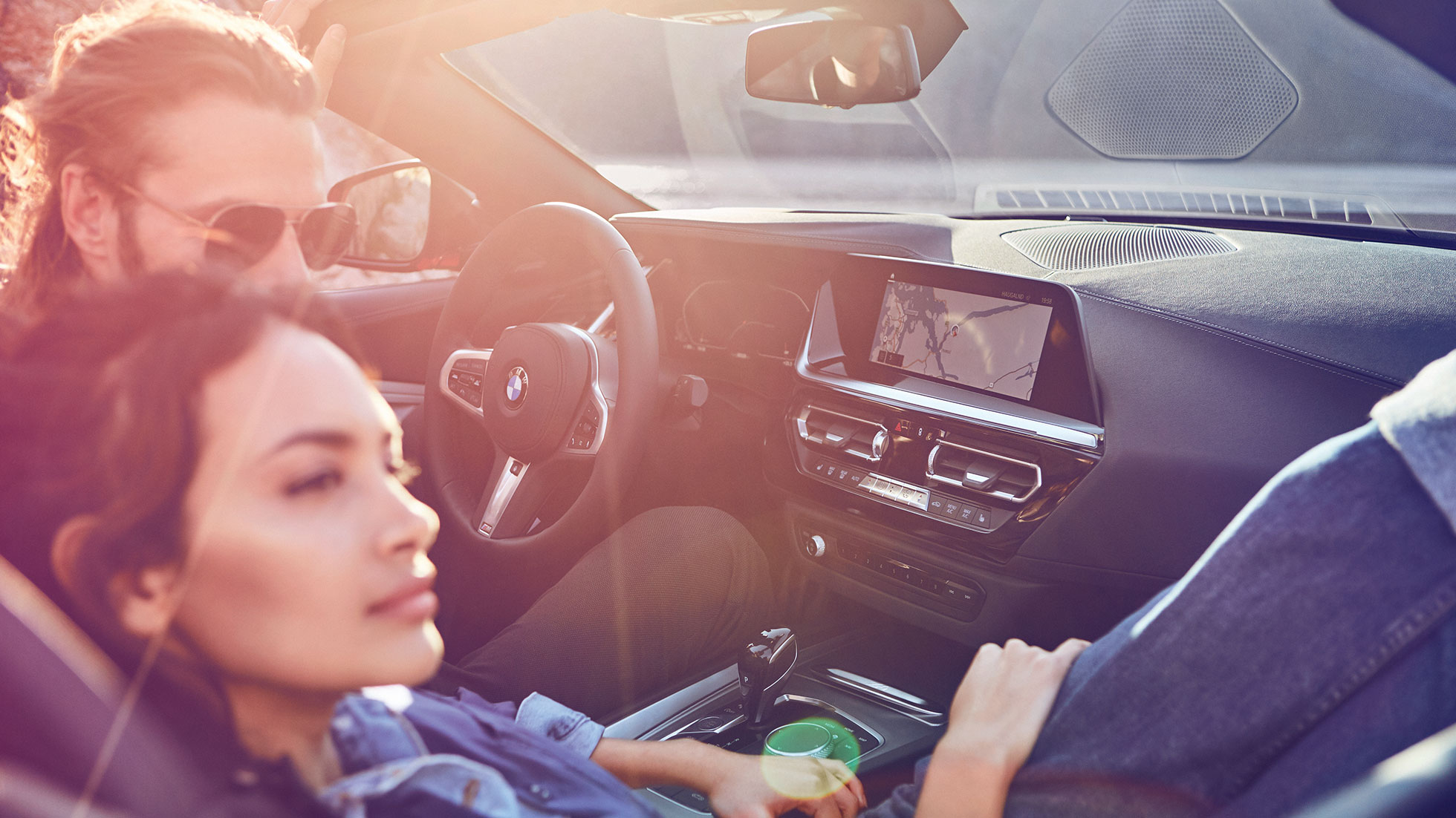 BMW Z4 Roadster con donna e uomo G29 Donna con capelli scuri e uomo nella BMW Z4 Roadster G29