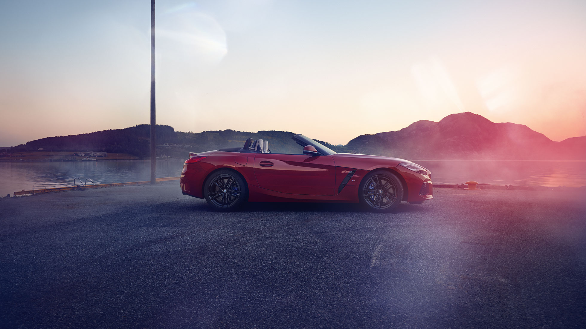 Inquadratura laterale della Nuova BMW Z4 Roadster G29 Inquadratura laterale della Nuova BMW Z4 Roadster con vista sulle montagne G29
