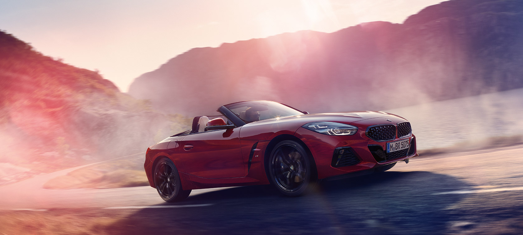 Nuova BMW Z4 Roadster in movimento Nuova BMW Z4 Roadster su una collina