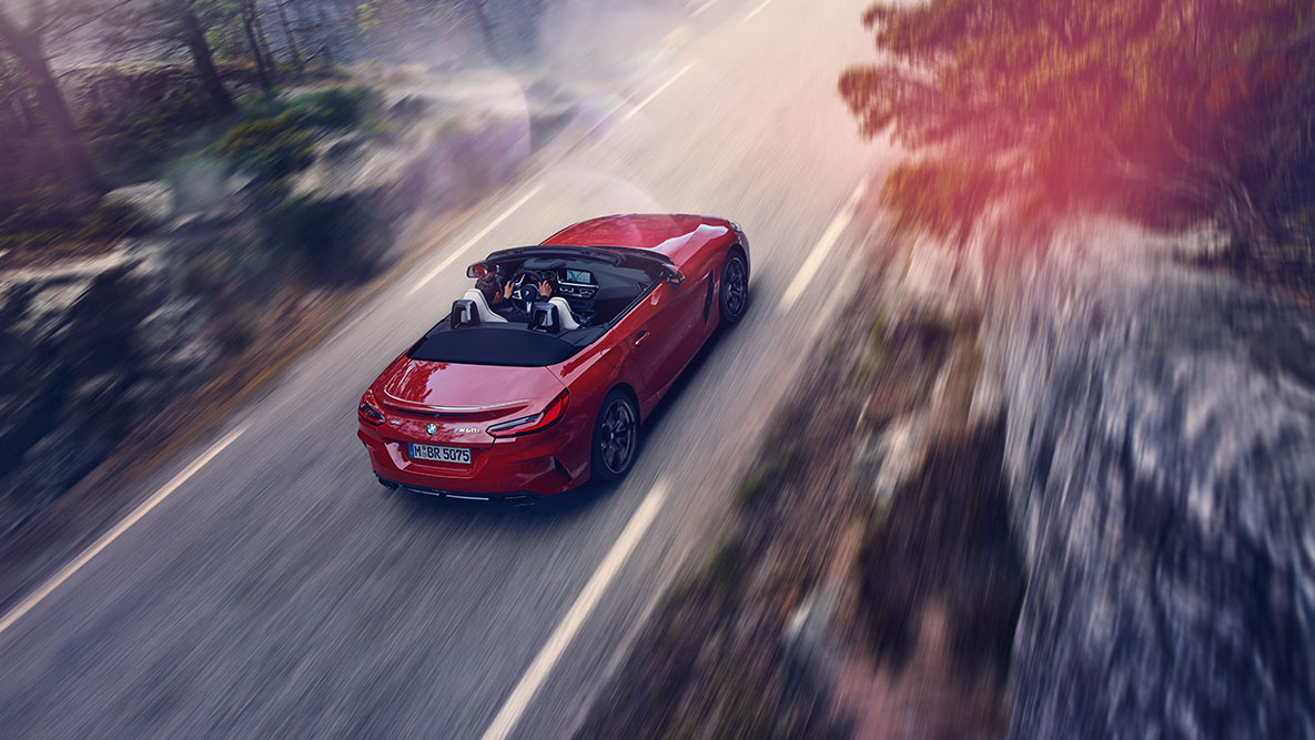 BMW Z4 Roadster rossa con tettuccio aperto vista dall'alto BMW Z4 Roadster rossa con tettuccio aperto vista dall'alto