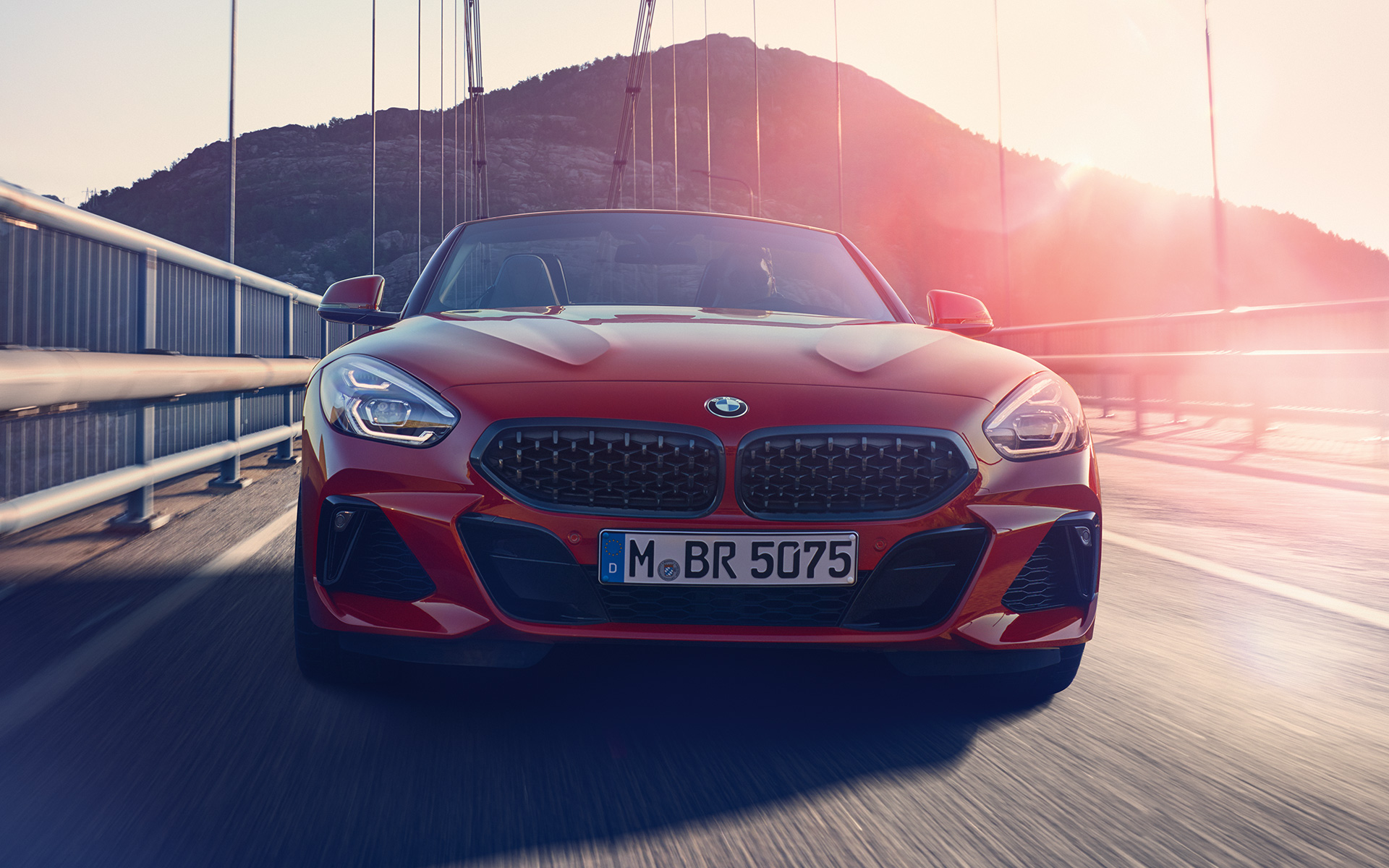 BMW Z4 Roadster (G29) su un ponte Primo piano frontale della BMW Z4 Roadster (G29) su un ponte