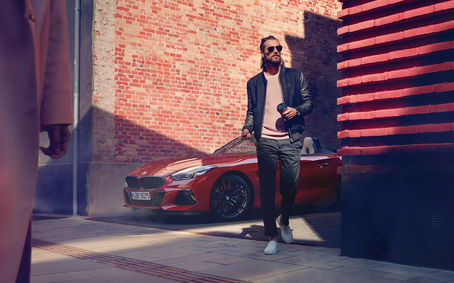 BMW Z4 Roadster (G29) in una strada laterale Un uomo in una strada laterale davanti a una BMW Z4 Roadster (G29)
