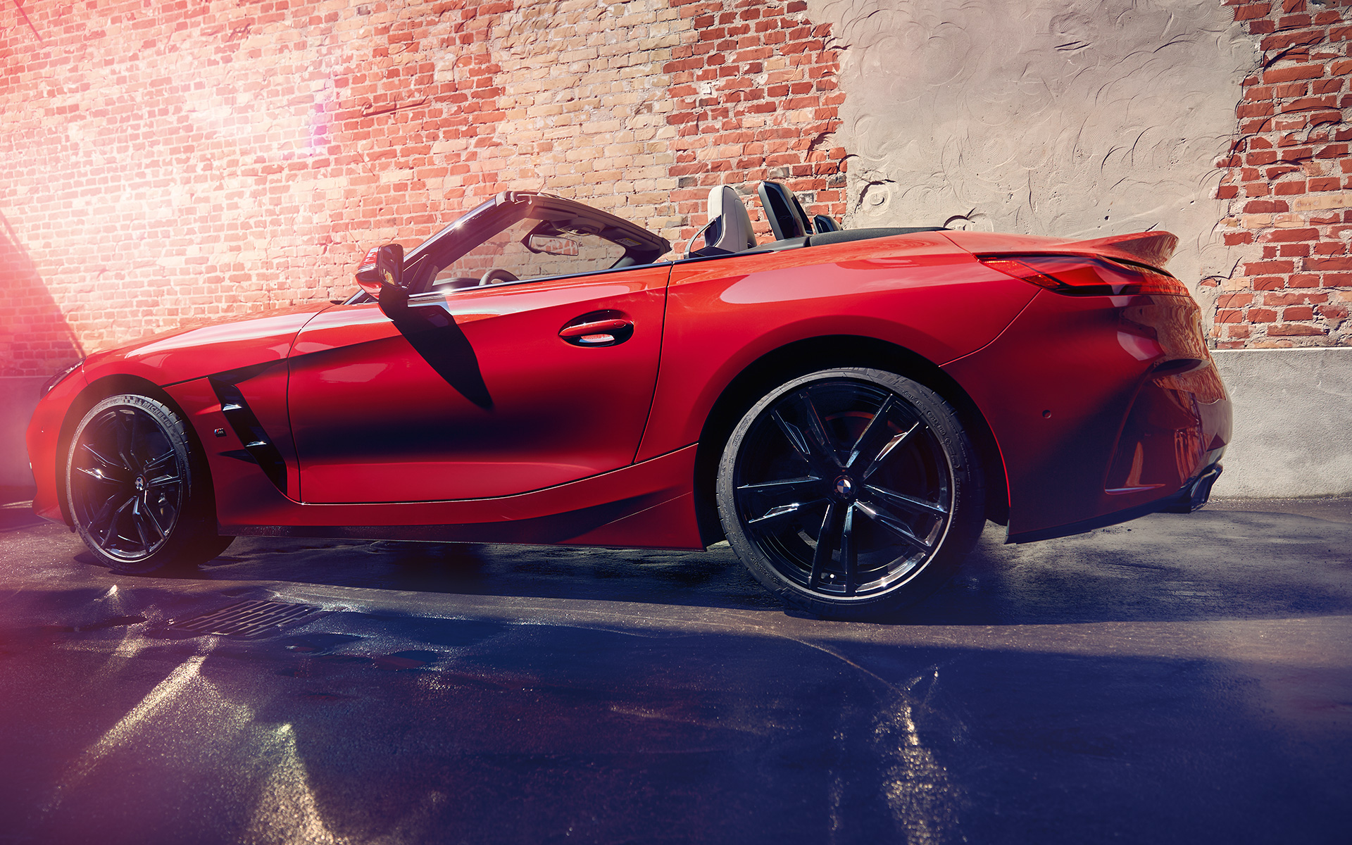 Ripresa laterale della BMW Z4 Roadster (G29) Ripresa laterale della BMW Z4 Roadster (G29) davanti a un muro di mattoni