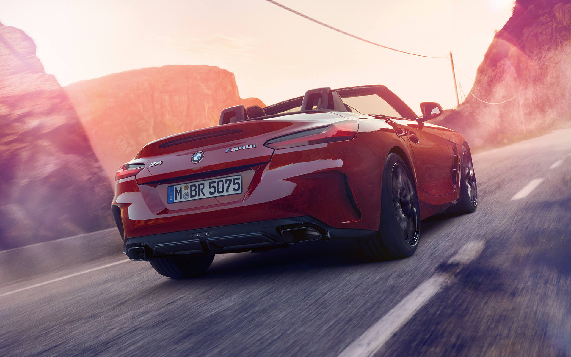 Ripresa posteriore della BMW Z4 Roadster (G29) Ripresa posteriore della BMW Z4 Roadster (G29) su una strada di campagna