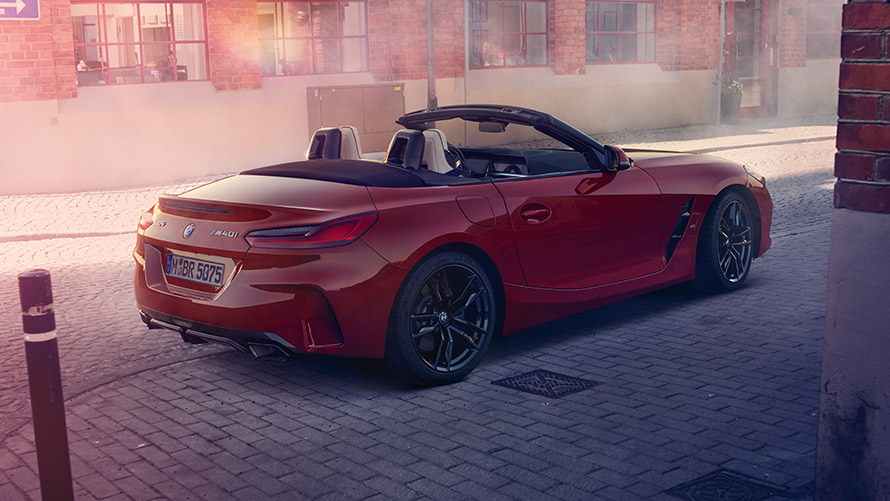 BMW Z4 Roadster (G29) con prospettiva a volo di uccello in strada BMW Z4 Roadster (G29) con prospettiva a volo di uccello in strada