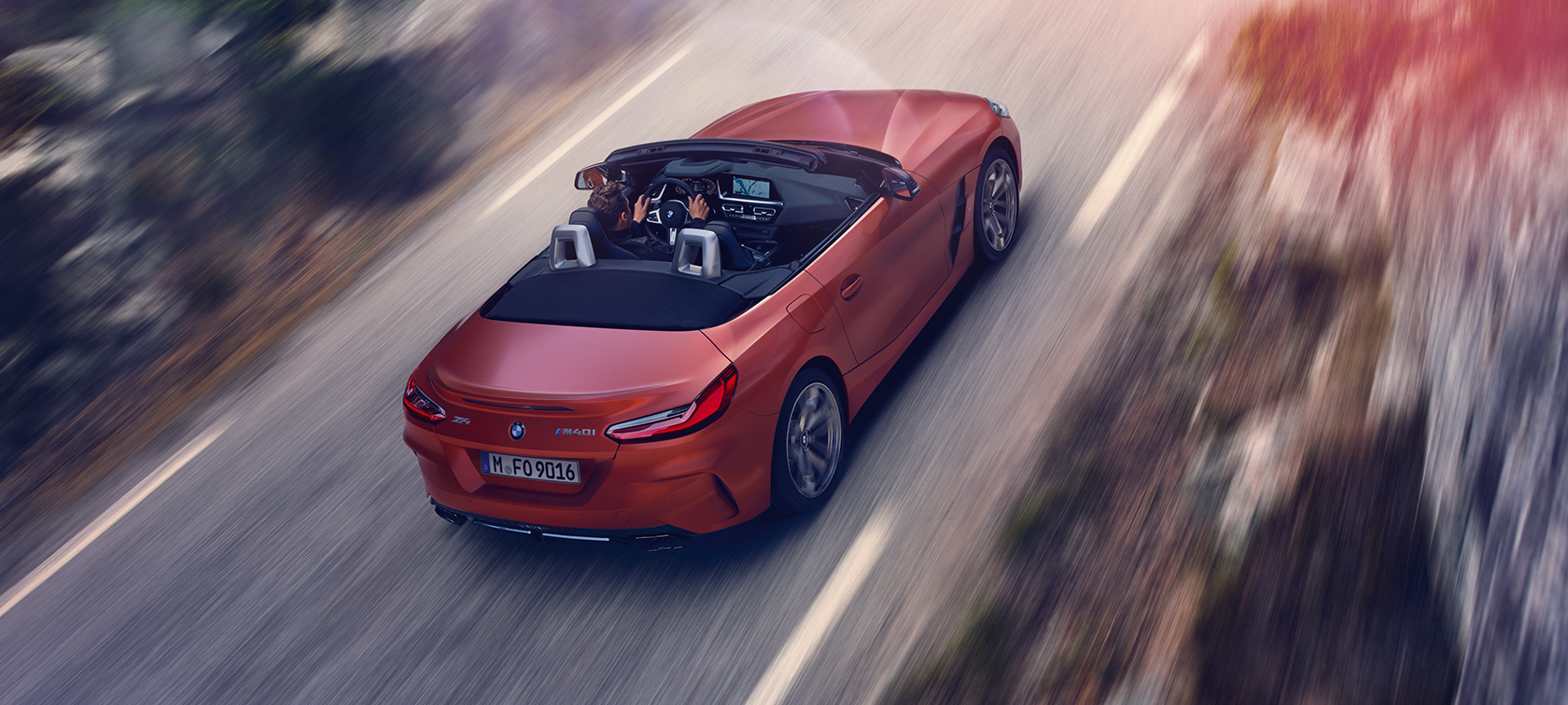 BMW Z4 Roadster (G29) Vista posteriore a tre quarti con prospettiva a volo di uccello in movimento BMW Z4 Roadster (G29) Vista posteriore a tre quarti con prospettiva a volo di uccello in movimento