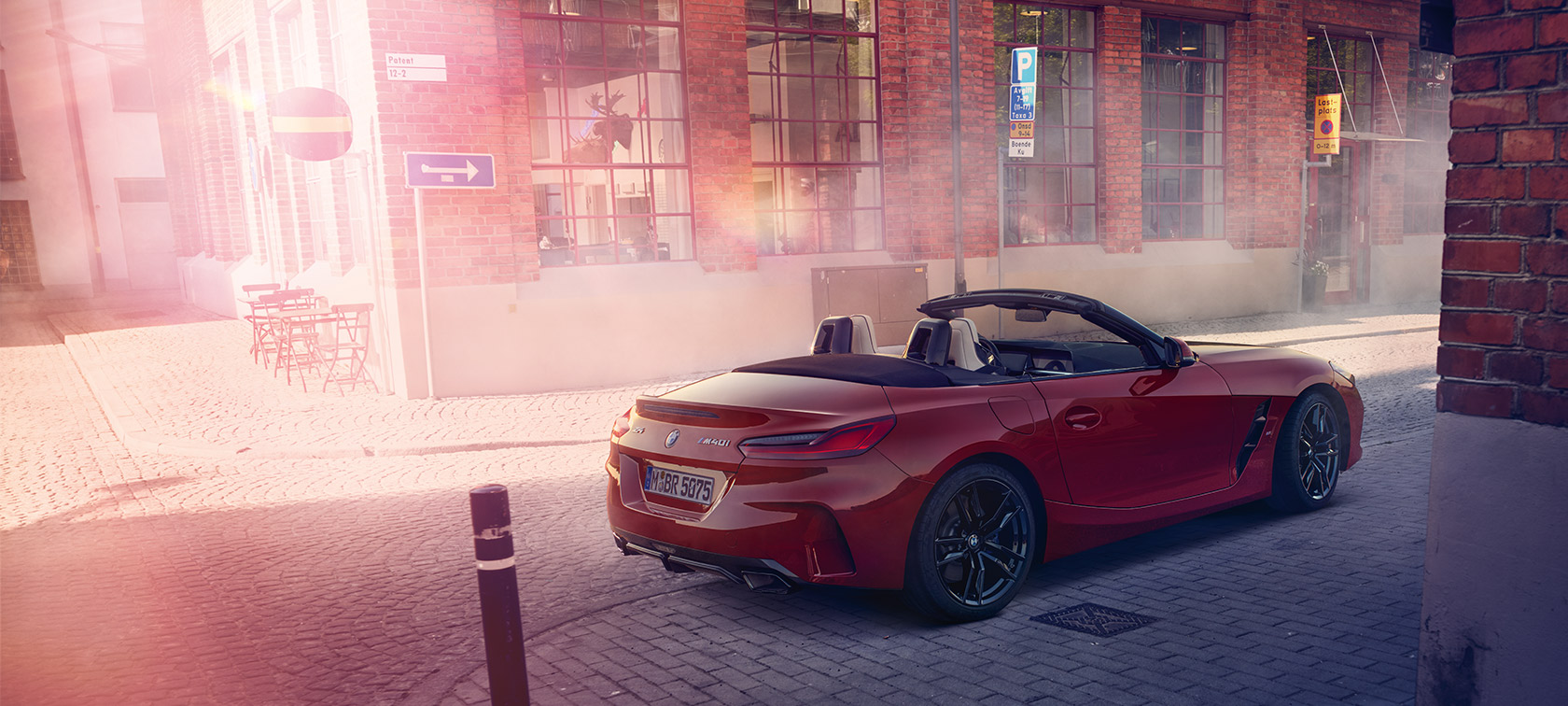 BMW Z4 M40i Roadster G29 con capote aperta BMW Z4 M40i Roadster G29 Vista posteriore a tre quarti con capote aperta