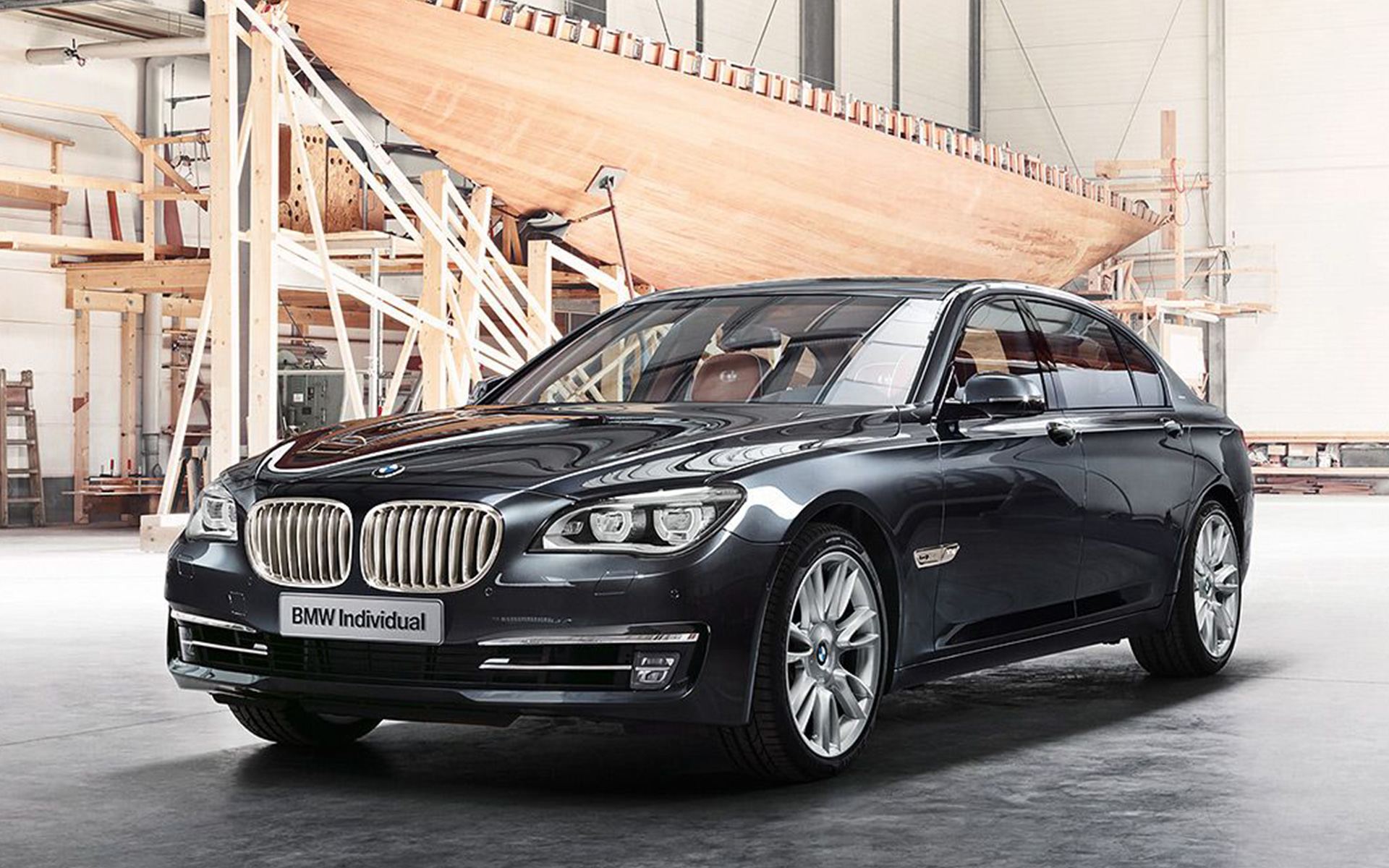 BMW Individual 760Li Sterling inspired by ROBBE & BERKING F01 2013 davanti ad uno yacht all’interno di un cantiere navale BMW Individual 760Li Sterling inspired by ROBBE & BERKING F01 2013 Vista anteriore a tre quarti davanti ad uno yacht all’interno di un cantiere navale