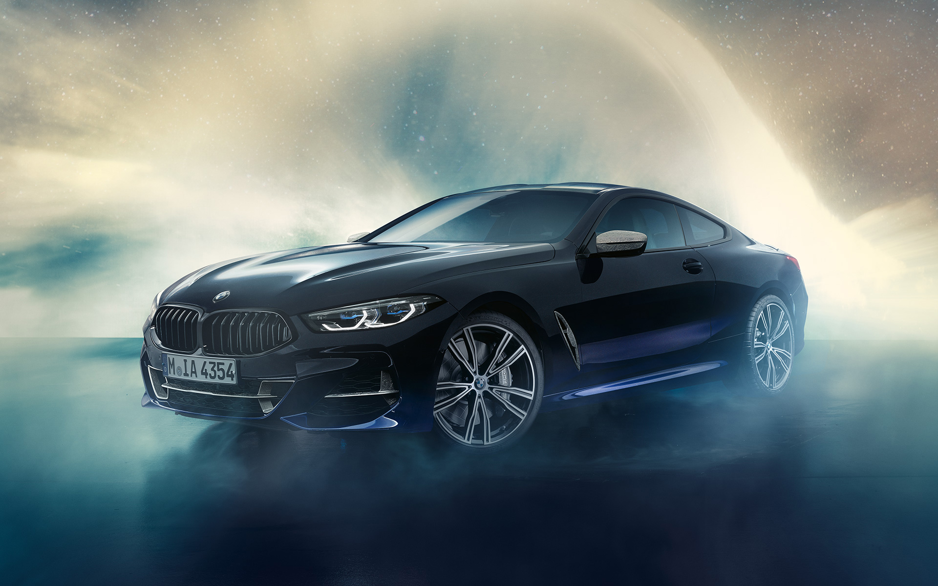 BMW Individual M850i NIGHT SKY G15 2019 Vista anteriore a tre quarti davanti a una pioggia di meteoriti BMW Individual M850i NIGHT SKY G15 2019 Vista anteriore a tre quarti davanti a una pioggia di meteoriti