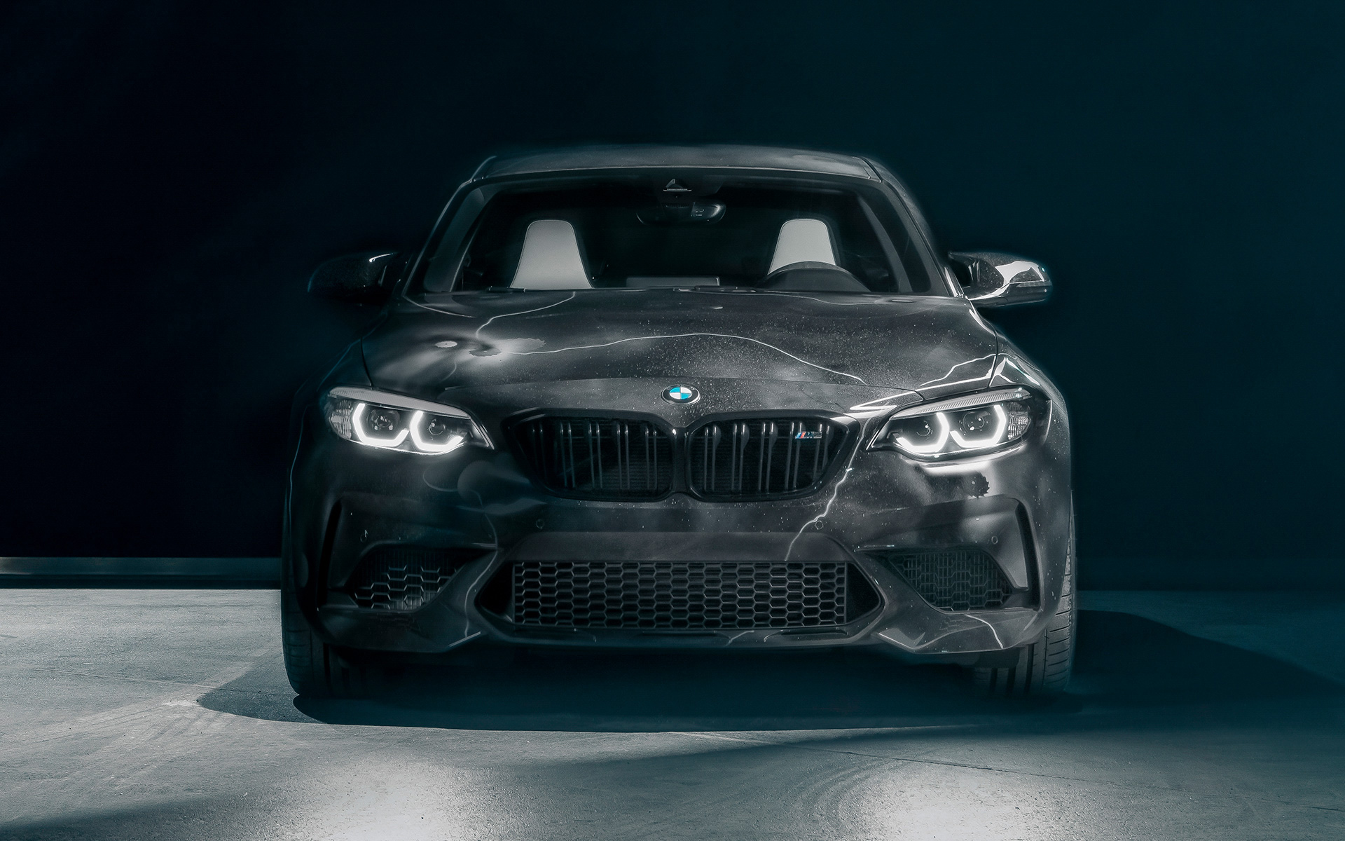 BMW M2 Edition designed by FUTURA 2000 F87 2020 Vista anteriore BMW M2 Edition designed by FUTURA 2000 F87 2020 Vista anteriore davanti a uno sfondo nero