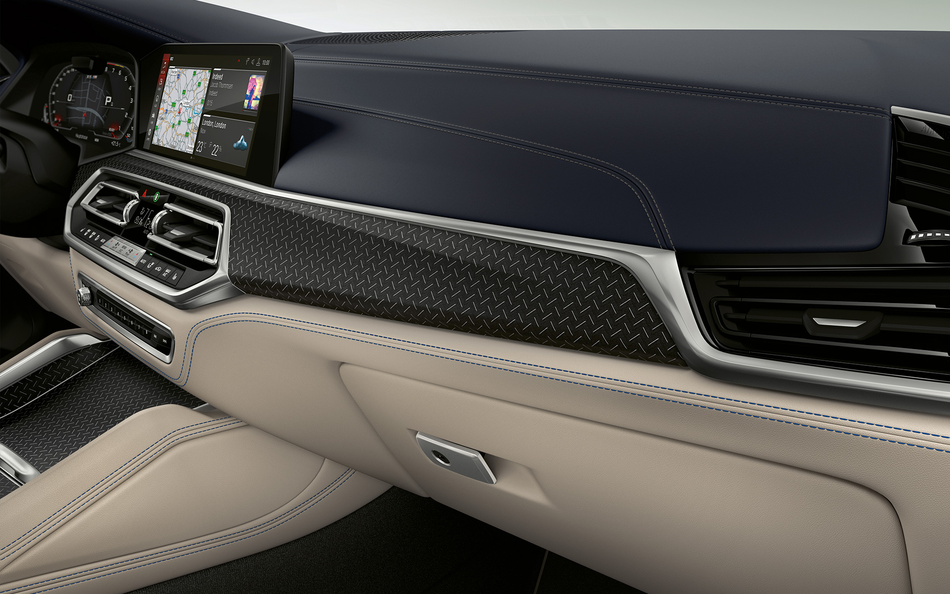 Modanature interne BMW Individual in legno pregiato Fineline Black con inserti in alluminio in primo piano Modanature interne BMW Individual in legno pregiato Fineline Black con inserti in alluminio in primo piano