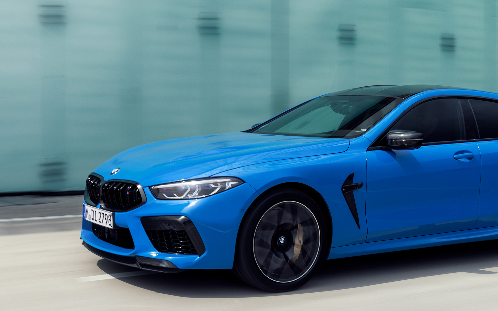 BMW M8 Competition Coupé F92 2019 Voodoo Blue BMW Individual Vista laterale a tre quarti BMW M8 Competition Coupé F92 2019 Voodoo Blue BMW Individual Vista laterale a tre quarti