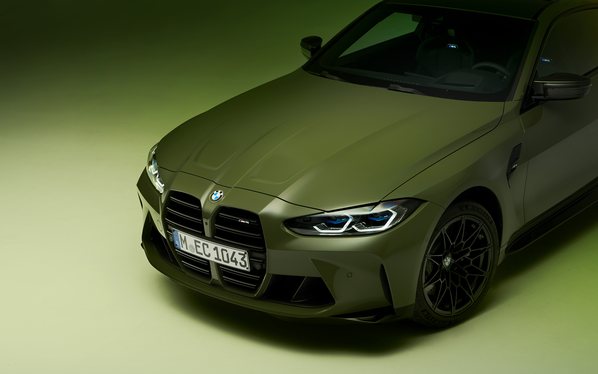BMW M4 Competition Coupé G82 2021 Urban Green BMW Individual Vista anteriore a tre quarti BMW M4 Competition Coupé G82 2021 Urban Green BMW Individual Vista anteriore a tre quarti dall'alto