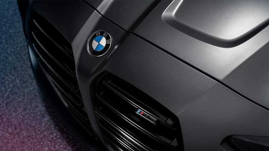 BMW M4 Competition Coupé G82 2021 Frozen Dark Grey metallizzato Vista anteriore a tre quarti dall'alto primo piano BMW M4 Competition Coupé G82 2021 Frozen Dark Grey metallizzato Vista anteriore a tre quarti dall'alto primo piano
