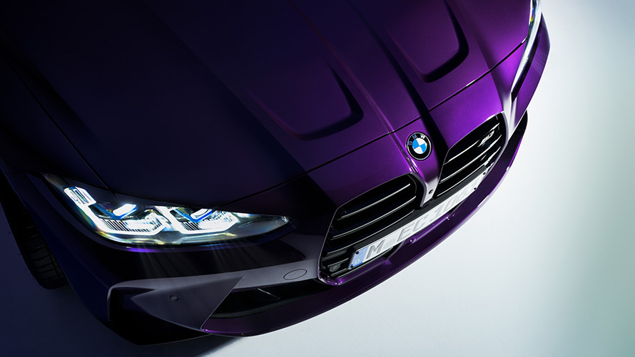 BMW M4 Competition Coupé G82 2021 Thundernight BMW Individual metallizzato Vista anteriore a tre quarti dall'alto primo piano BMW M4 Competition Coupé G82 2021 Thundernight BMW Individual metallizzato Vista anteriore a tre quarti dall'alto primo piano