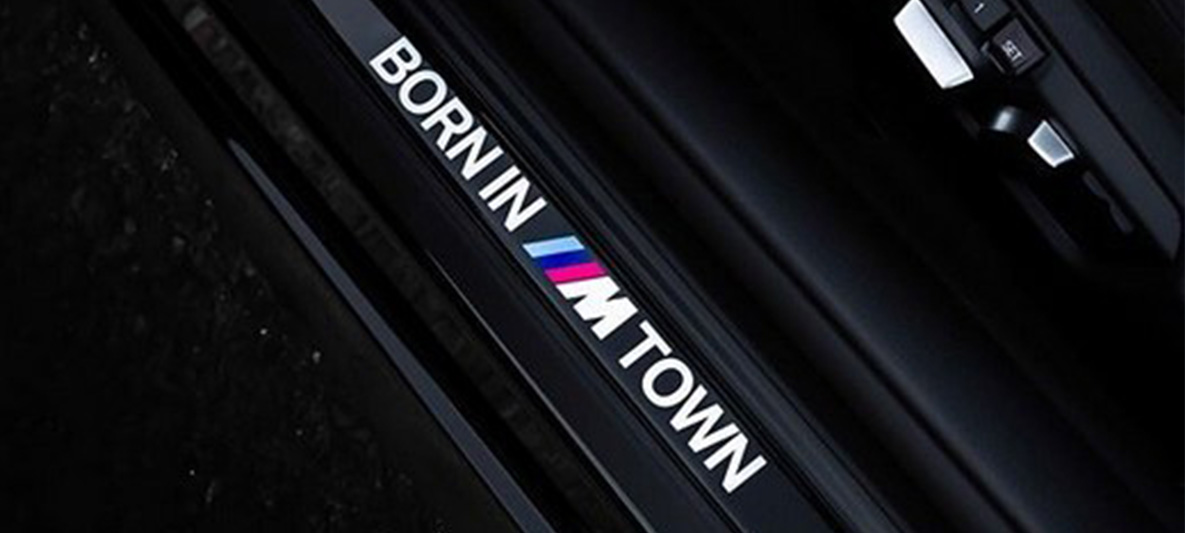 Listello battitacco BMW Individual BMW M Town in primo piano Listello battitacco BMW Individual BMW M Town in primo piano