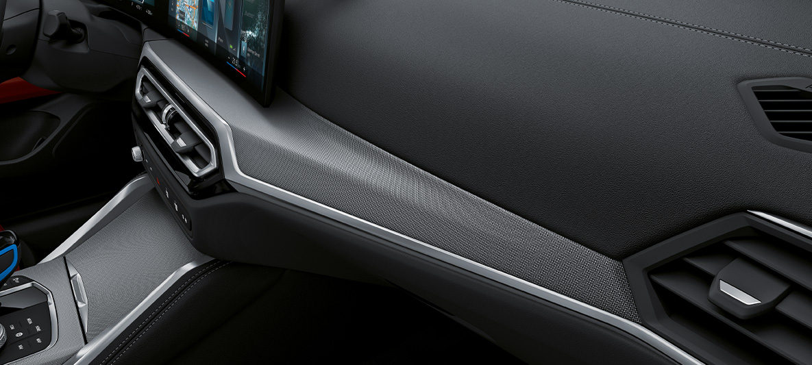 Modanature interne BMW Individual in legno pregiato Fineline Black con primo piano degli inserti in alluminio Modanature interne BMW Individual in legno pregiato Fineline Black con inserti in alluminio in primo piano