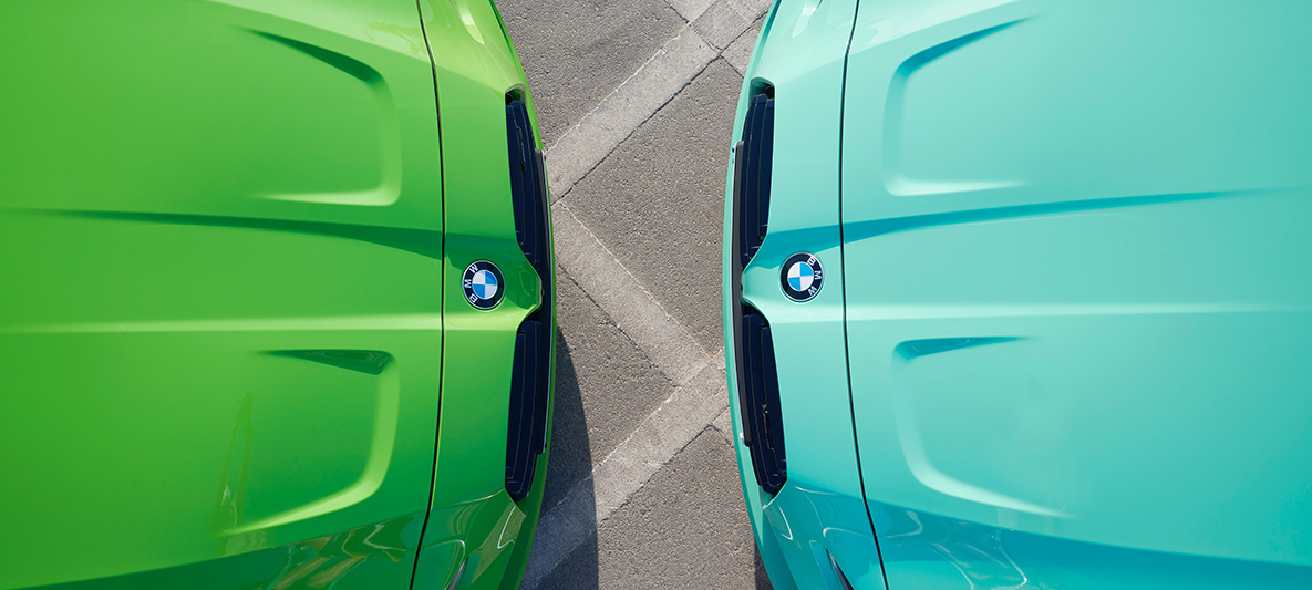 BMW M3 Berlina G80 2021 Verde Mantis BMW Individual e BMW M3 Berlina G80 2021 Mint Green BMW Individual Frontale contro frontale con prospettiva a volo di uccello BMW M3 Berlina G80 2021 Verde Mantis BMW Individual e BMW M3 Berlina G80 2021 Mint Green BMW Individual Frontale contro frontale con prospettiva a volo di uccello