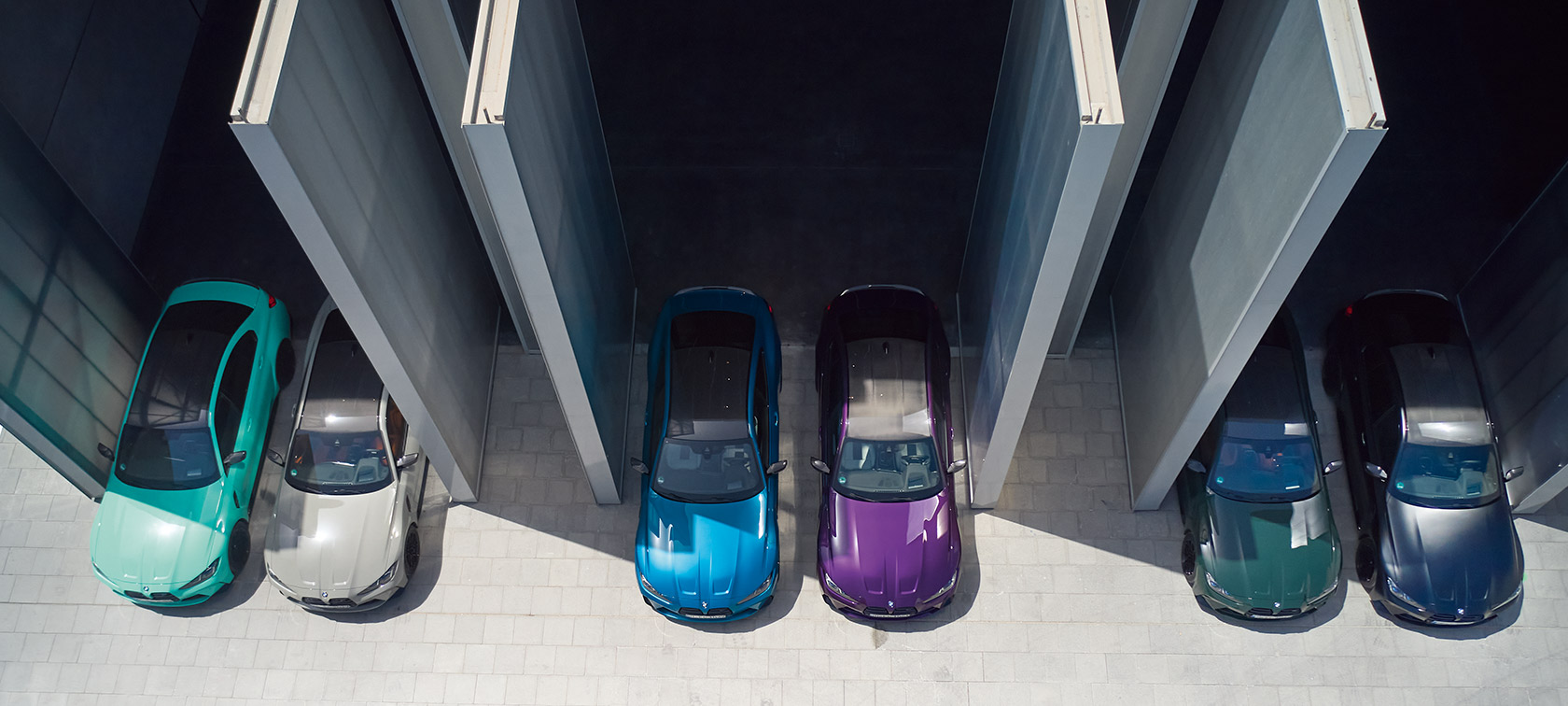 Diverse versioni BMW M con colori di vernice diverse disposte a V. Diverse versioni BMW M con colori di vernice diverse disposte a V.