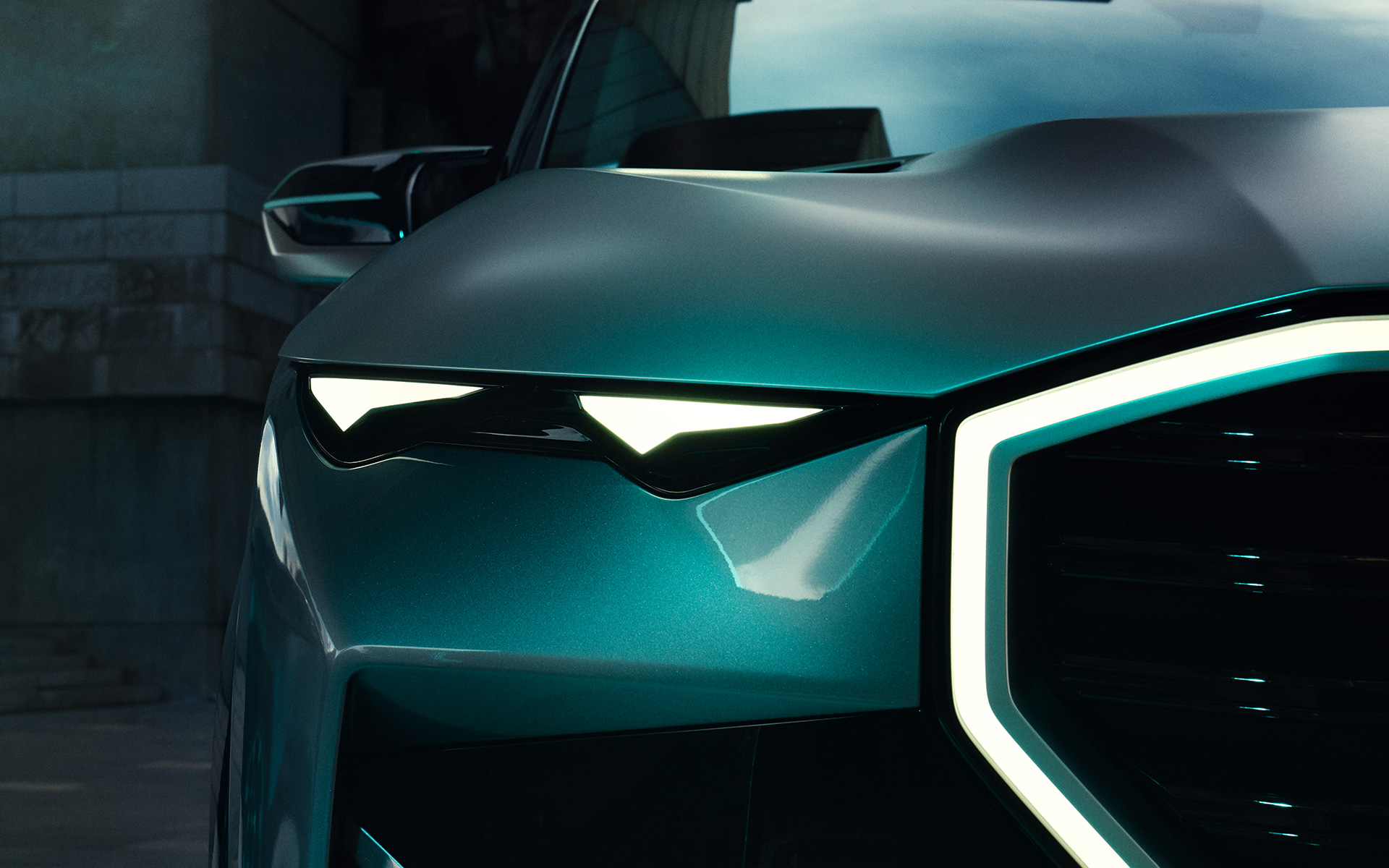 BMW Concept XM (G09) Vista anteriore da ferma con primo piano dei gruppi ottici anteriori. BMW Concept XM (G09) Vista anteriore da ferma con primo piano dei gruppi ottici anteriori.