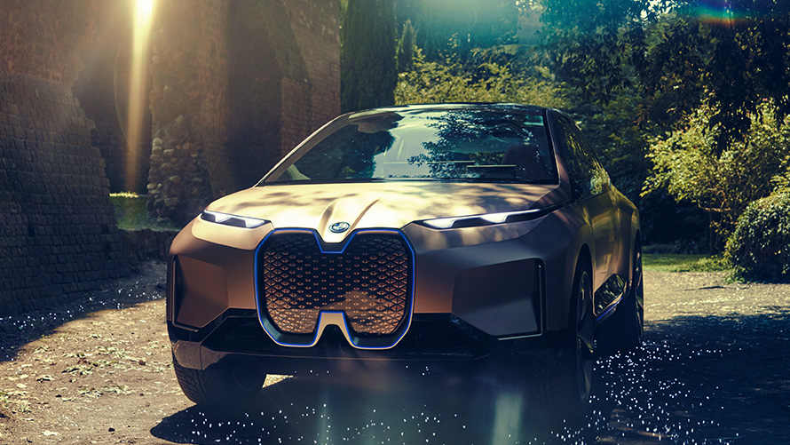 BMW Vision iNEXT davanti a un bosco BMW Vision iNEXT davanti a un bosco Vista anteriore a tre quarti