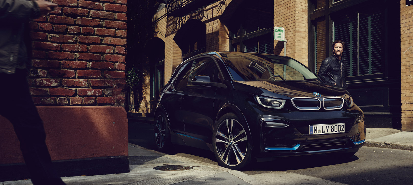 BMW i3. BMW i3, vista anteriore a tre quarti in ambiente urbano.