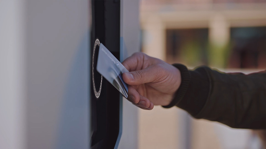 Auto elettriche BMW Ricarica pubblica della BMW iX Stazioni di ricarica rapide BMW Charging Video Auto elettriche BMW Ricarica pubblica della BMW iX Stazioni di ricarica rapide BMW Charging Video