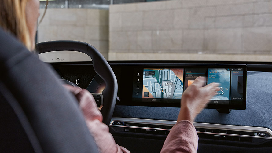 BMW Connected Charging nella vettura BMW Connected Charging nella vettura BMW iX con BMW Curved Display