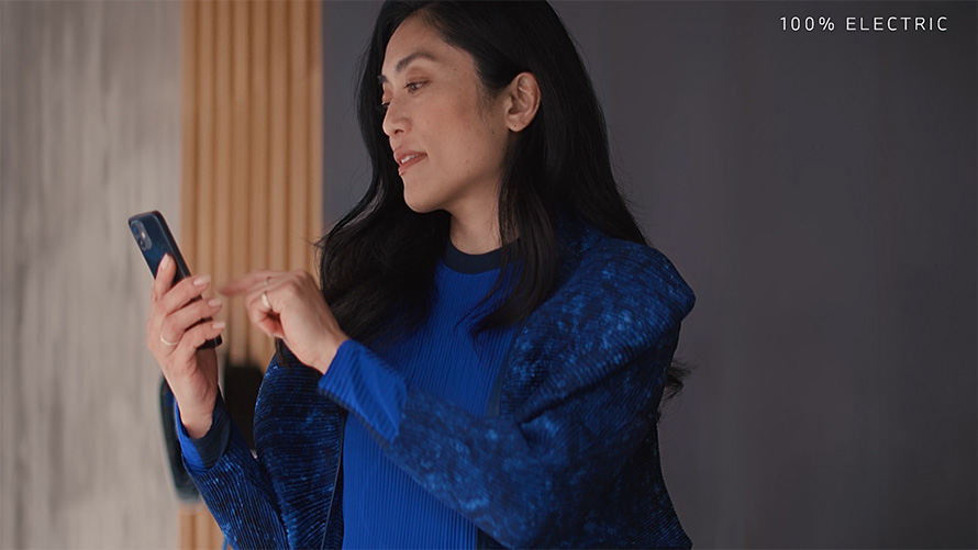 Connected Home Charging - Video Connected Home Charging Una donna con lo smartphone - Video
