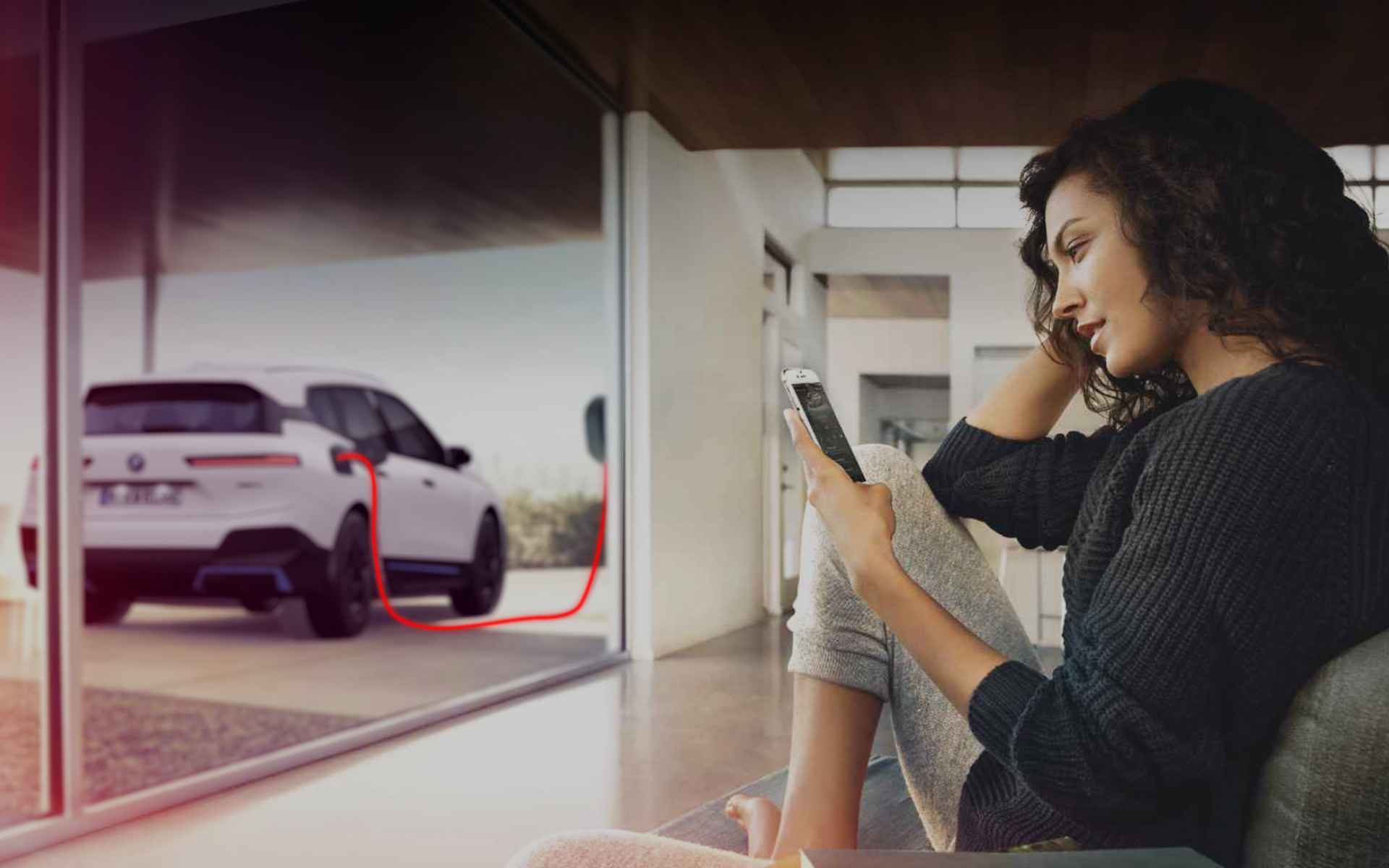 Ricarica a casa della BMW iX i20 Donna con smartphone